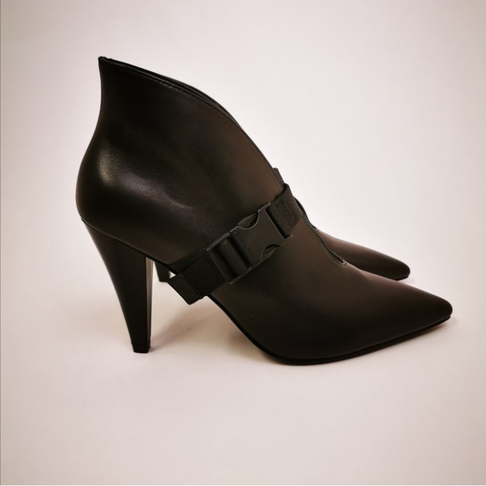 KENDALL+KYLIE - DANA PUMPS WITH BUCKLE - BLACK  Size 8